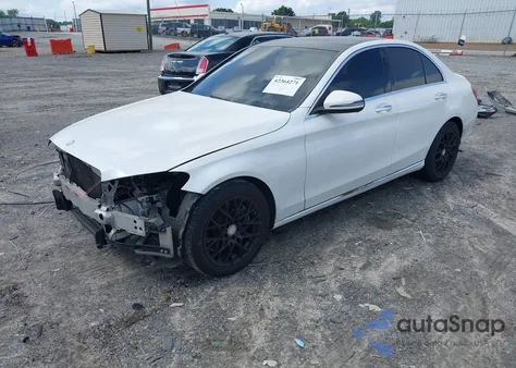 2016 Mercedes-Benz C 300 Luxury/Sport z USA, uszkodzony, nr VIN 55SWF4JB3GU163946